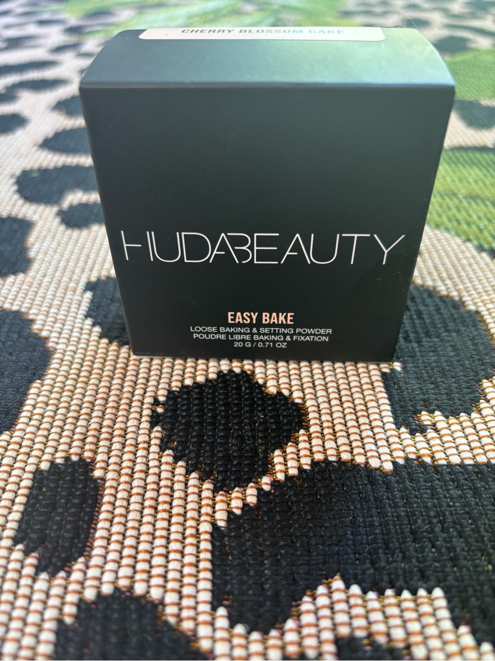 HUDA BEAUTY Cherry Blossom Cake Compact - Black & White